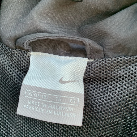 Nike windbreaker size XL 16-18. - Picture 4 of 7